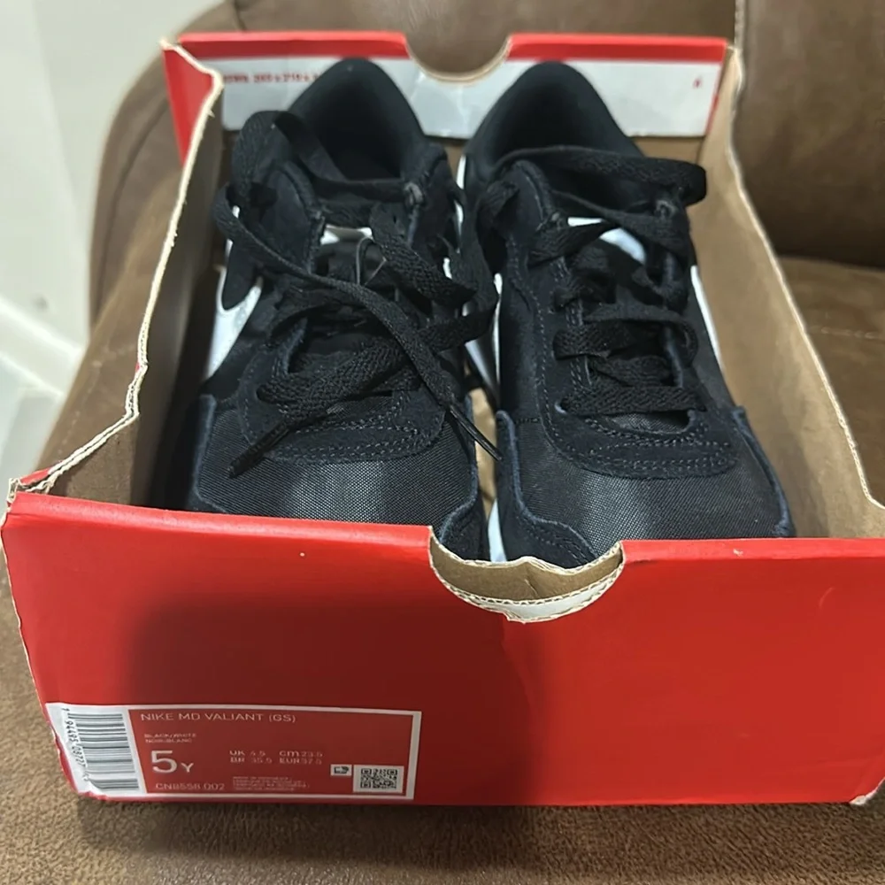 Boys Nike MD Valiant GS size 5Y new in box. - Picture 5 of 6